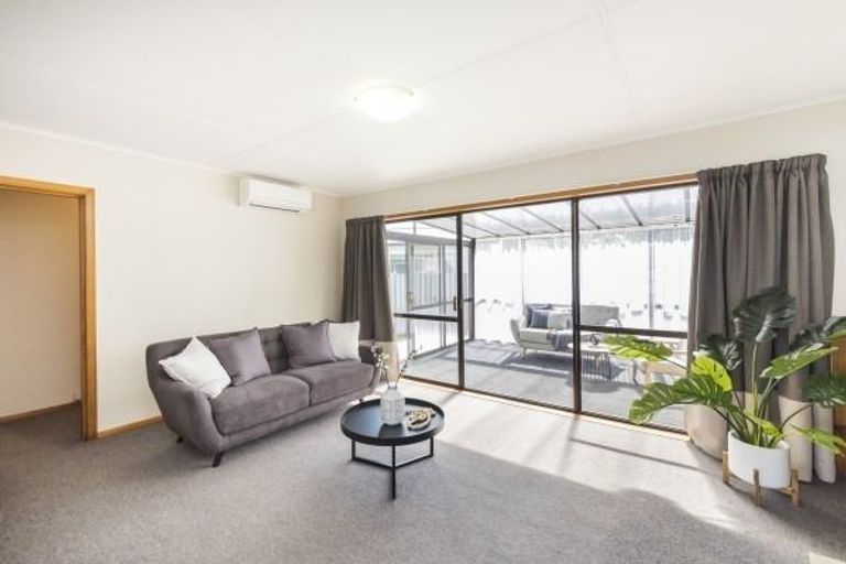 Photo of property in 10 Catlins Crescent, Milson, Palmerston North, 4414