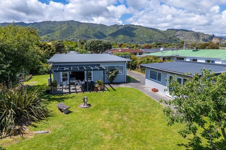 Photo of property in 10 Matai Street, Waikanae, 5036