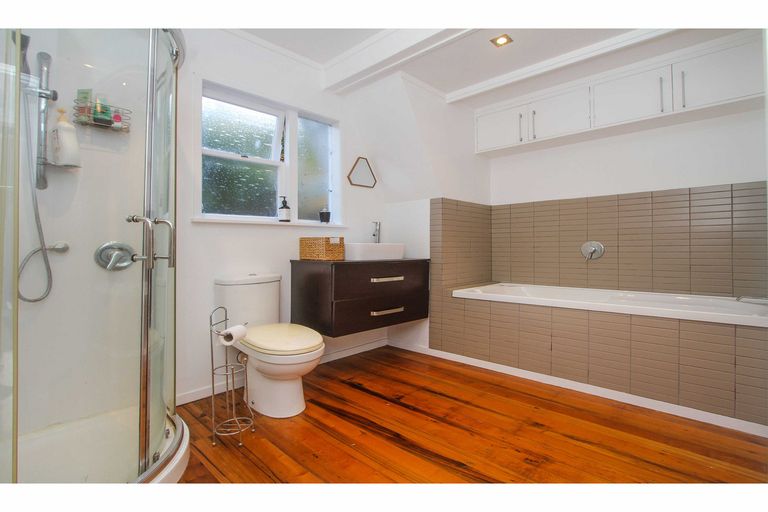 Photo of property in 120 Park Hill Road, Birkenhead, Auckland, 0626