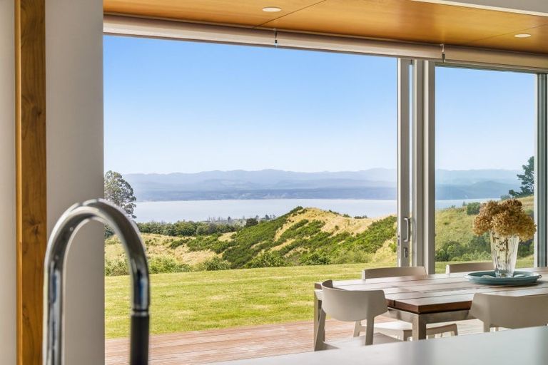 Photo of property in 127 Highland Drive, Acacia Bay, Taupo, 3385