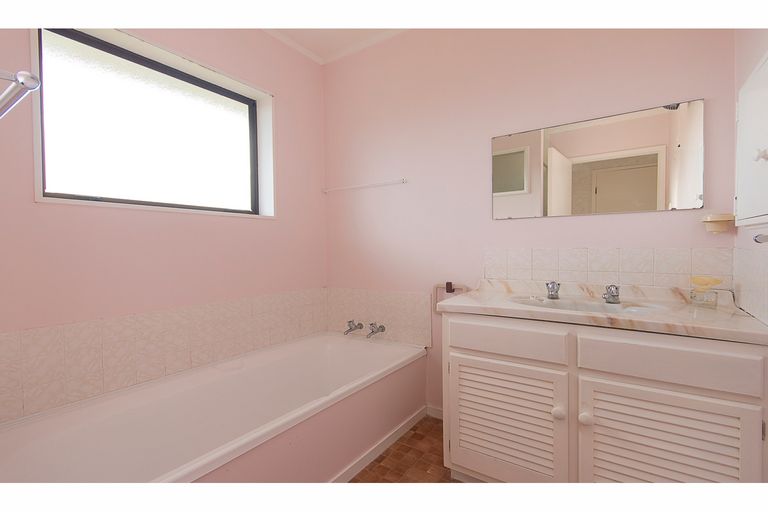 Photo of property in 2/30 Edgewater Parade, Waiuku, 2123