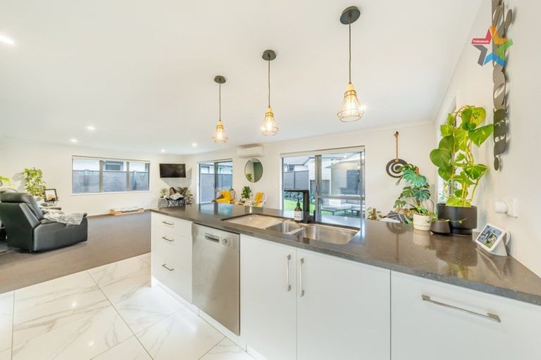 Photo of property in 2 Mooring Close, Whitby, Porirua, 5024