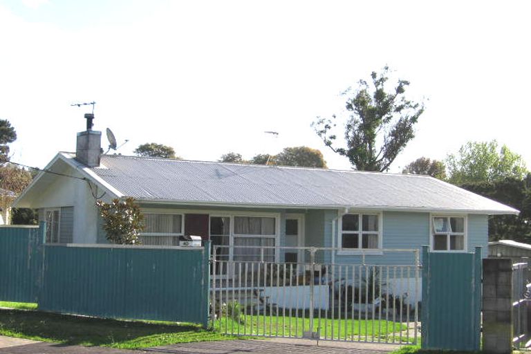 Photo of property in 40 Glen Marine Parade, Glendene, Auckland, 0602