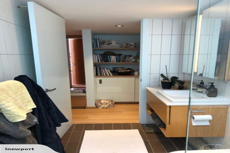 Photo of property in 2a Kiwi Esplanade, Mangere Bridge, Auckland, 2022