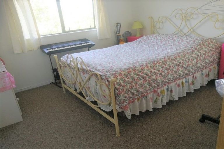 Photo of property in 24 Worthington Place, West Harbour, Auckland, 0618