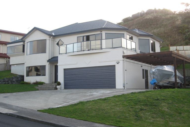 Photo of property in 21 Dress Circle, Newlands, Wellington, 6037
