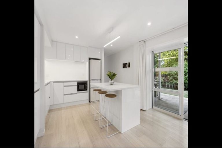 Photo of property in 10 Palmyra Way, Half Moon Bay, Auckland, 2012