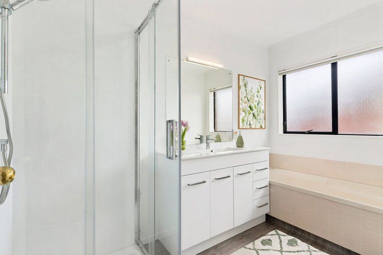 Photo of property in 44 Golfland Drive, Golflands, Auckland, 2013