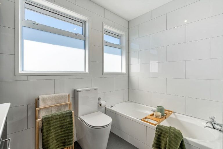 Photo of property in 32 Brooker Grove, Newlands, Wellington, 6037