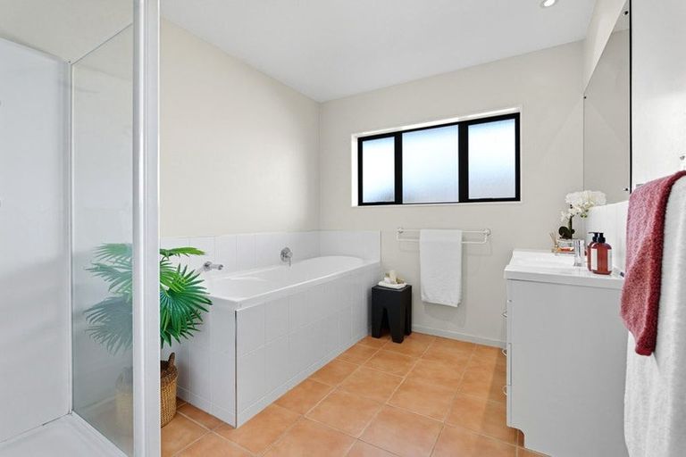 Photo of property in 52 Kath Hopper Drive, Orewa, 0931