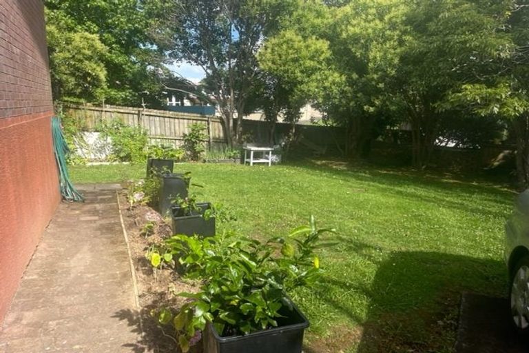 Photo of property in 2 Easton Park Parade, Glenfield, Auckland, 0629