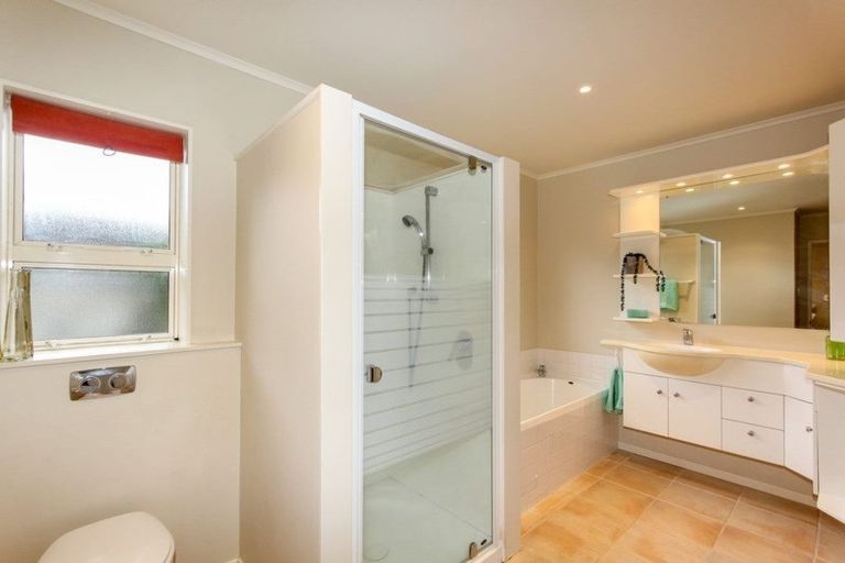 Photo of property in 8 Kawaroa Close, New Plymouth, 4310