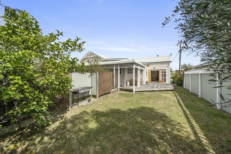 Photo of property in 70 Jellicoe Street, Martinborough, 5711