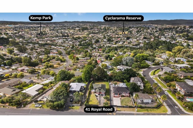 Photo of property in 41 Royal Road, Massey, Auckland, 0614