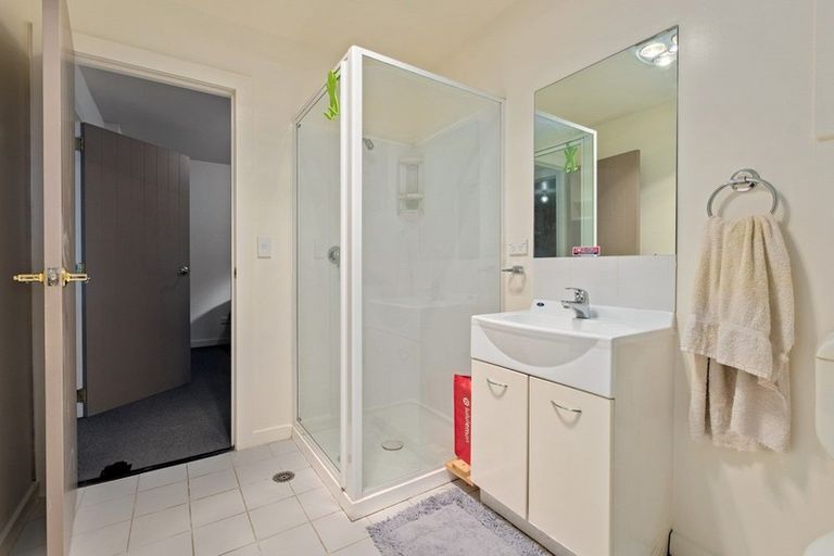Photo of property in 6 Wynyard Crescent, Fernhill, Queenstown, 9300
