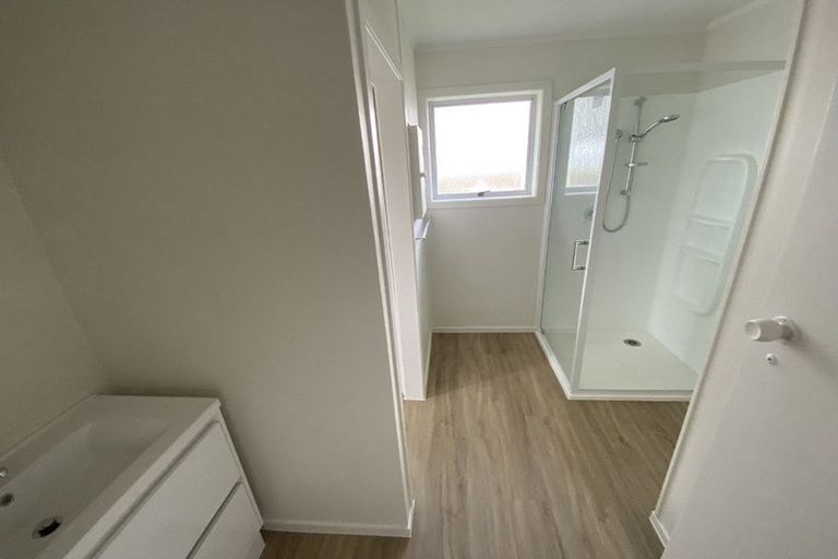 Photo of property in 2b London Terrace, Highlands Park, New Plymouth, 4312