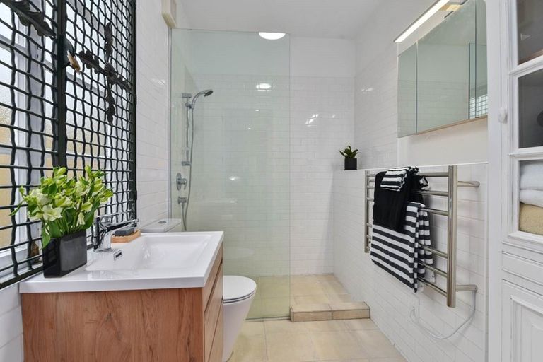 Photo of property in 2/25a Lake Road, Devonport, Auckland, 0624