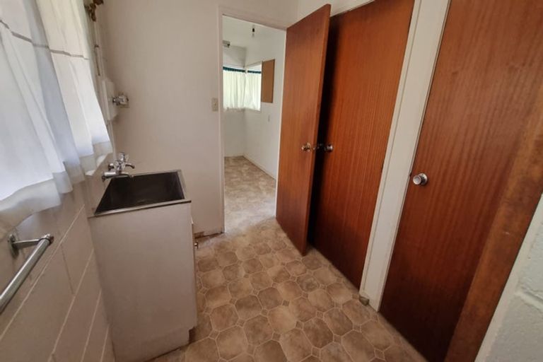 Photo of property in 1 Cleve Road, Green Bay, Auckland, 0604