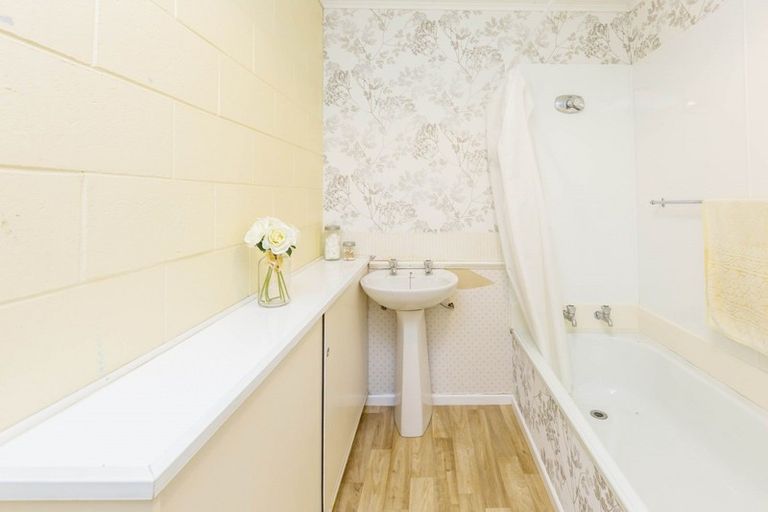 Photo of property in 2/10 Ponderosa Grove, Maoribank, Upper Hutt, 5018