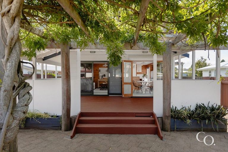 Photo of property in 26 Queen Road, Bellevue, Tauranga, 3110