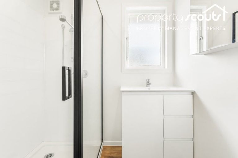 Photo of property in 16 Serjeant Street, Henderson, Auckland, 0612