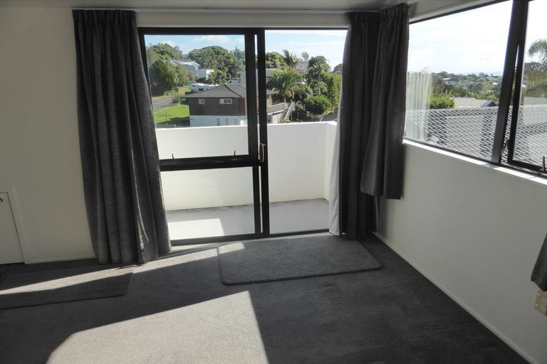 Photo of property in 33 John Dee Crescent, Red Beach, 0932