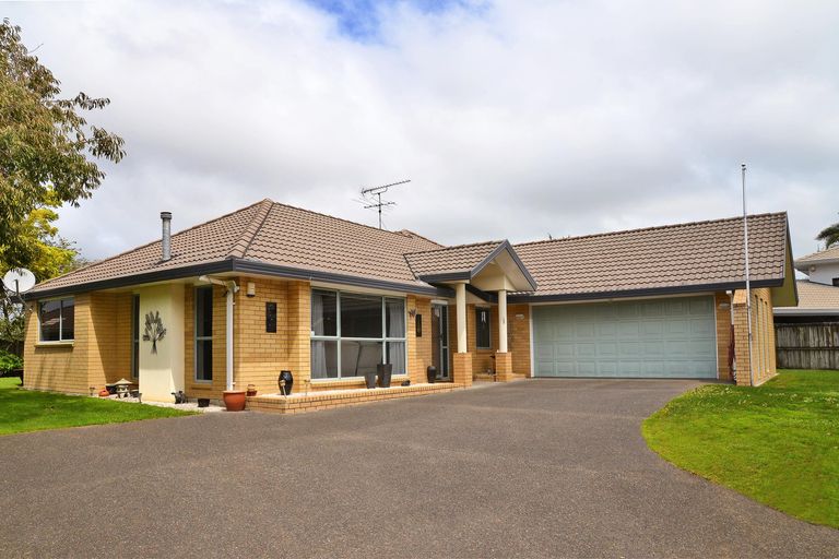 Photo of property in 8 Aristoy Close, Conifer Grove, Takanini, 2112