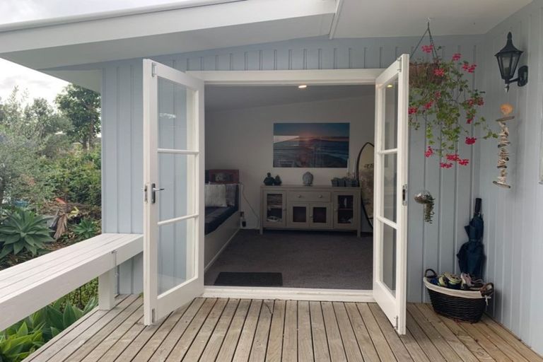 Photo of property in 18 Walton Street, Red Beach, 0932