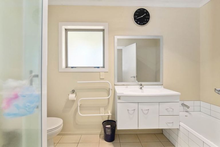 Photo of property in 4/64 Kawaha Point Road, Kawaha Point, Rotorua, 3010