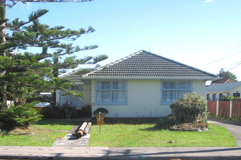 Photo of property in 8 Tonar Street, Northcote, Auckland, 0627