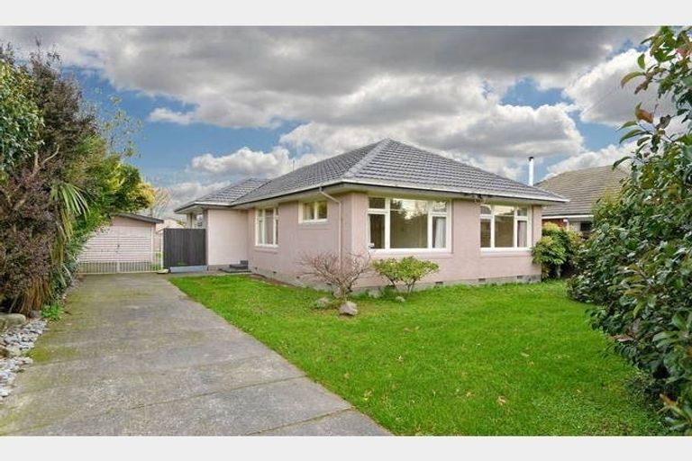 Photo of property in 18 Avonhead Road, Avonhead, Christchurch, 8042