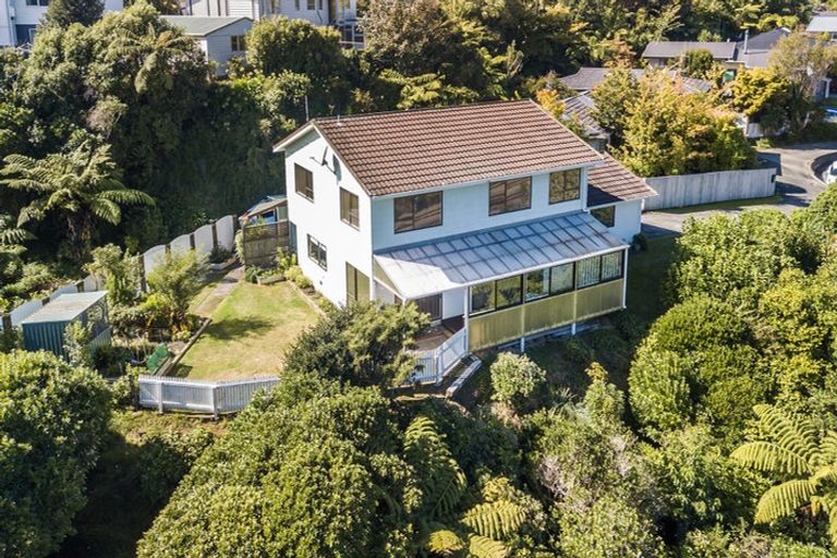 Photo of property in 20 Zande Terrace, Tawa, Wellington, 5028