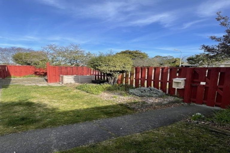 Photo of property in 52 Royal Park Drive, Parklands, Christchurch, 8083