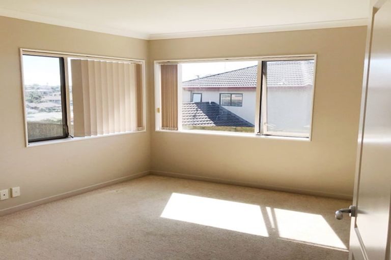 Photo of property in 10 Bonnard Place, West Harbour, Auckland, 0618