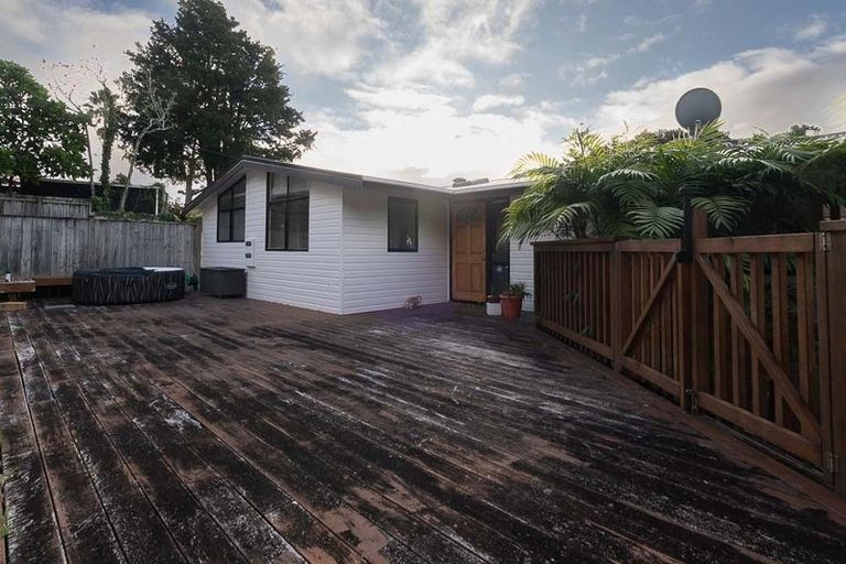 Photo of property in 33a Island Bay Road, Beach Haven, Auckland, 0626