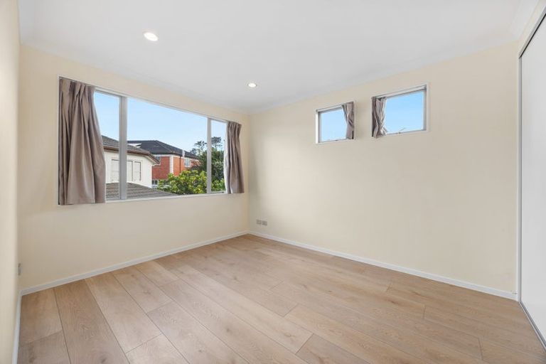Photo of property in 10 Lupetti Rise, West Harbour, Auckland, 0618