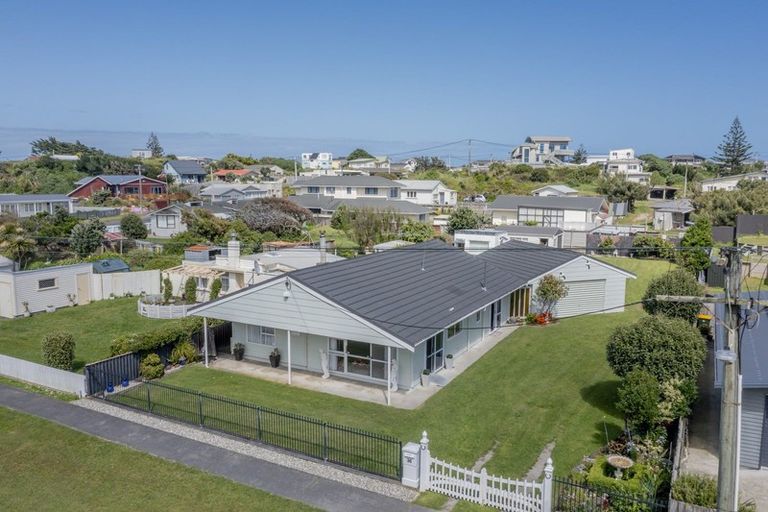 Photo of property in 36 Signal Street, Foxton Beach, Foxton, 4815