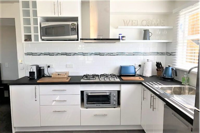 Photo of property in 30 Brooker Grove, Newlands, Wellington, 6037