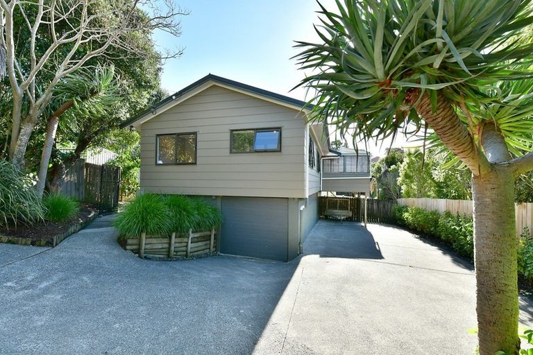 Photo of property in 30b Elliston Crescent, Stanmore Bay, Whangaparaoa, 0932