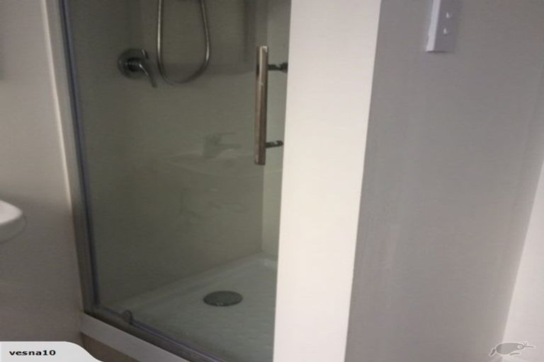 Photo of property in 2 Easton Park Parade, Glenfield, Auckland, 0629