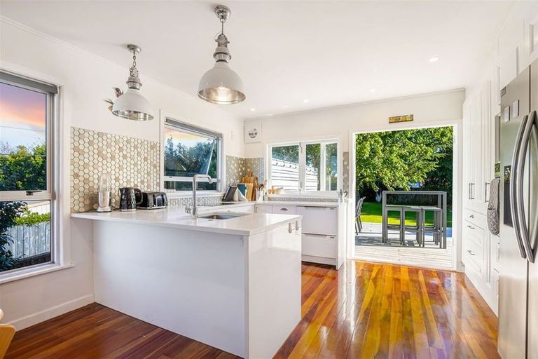 Photo of property in 21 Covil Avenue, Te Atatu South, Auckland, 0610