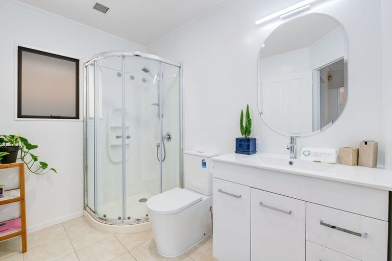 Photo of property in 2/20 Bronzewing Terrace, Unsworth Heights, Auckland, 0632