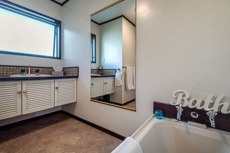 Photo of property in 2/10 Tobruk Crescent, Milford, Auckland, 0620