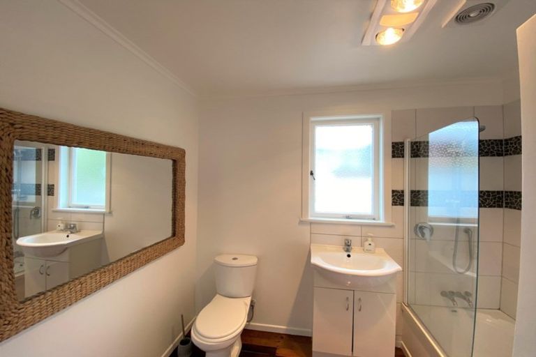 Photo of property in 4 Harding Avenue, Te Atatu South, Auckland, 0610