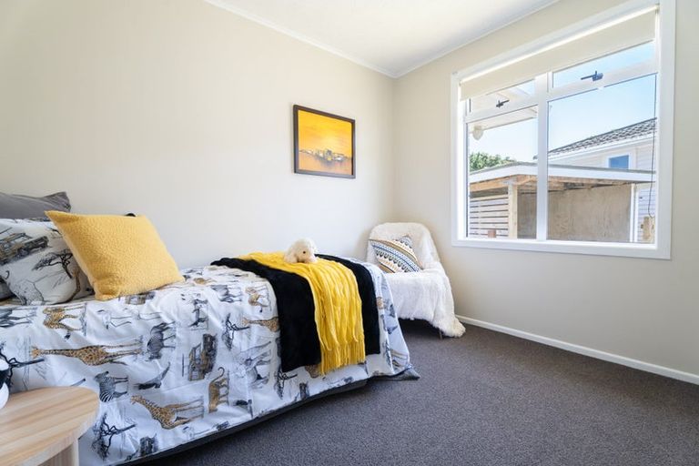 Photo of property in 5 Kenmore Street, Newlands, Wellington, 6037