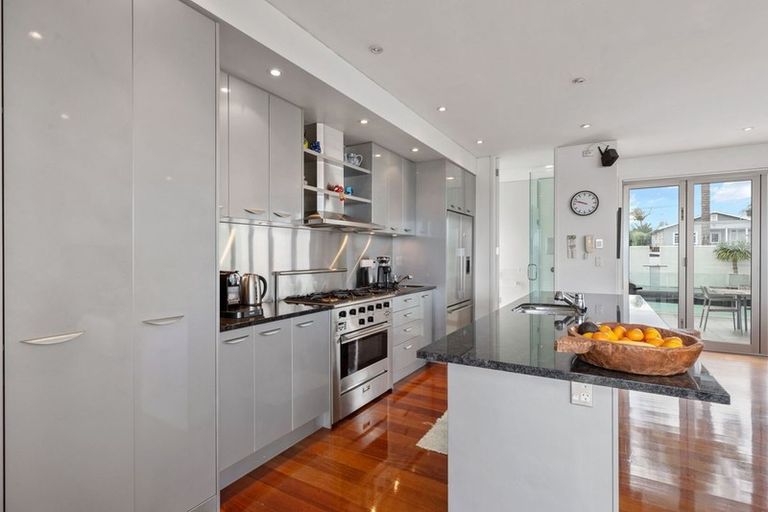 Photo of property in 25 Norwood Road, Bayswater, Auckland, 0622