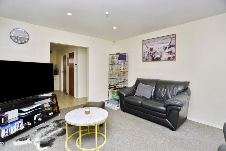 Photo of property in 2/122a Hay Street, Bromley, Christchurch, 8062