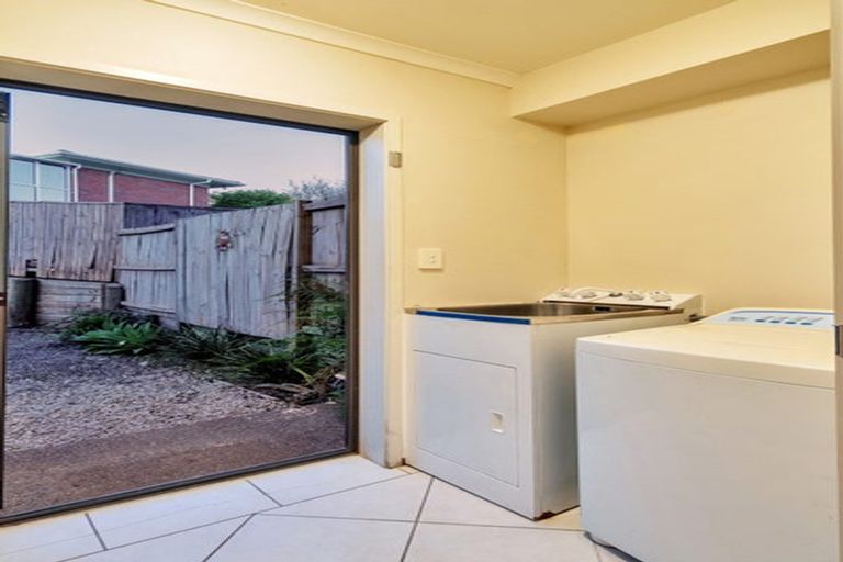 Photo of property in 35 Barnea Circle, Glen Eden, Auckland, 0602