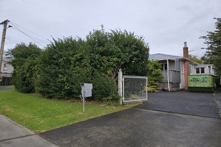 Photo of property in 21 Lavelle Road, Henderson, Auckland, 0612