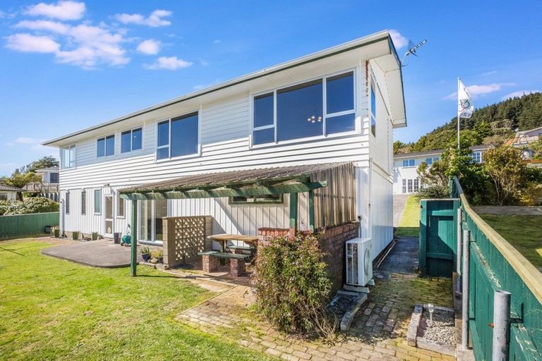 Photo of property in 2 Spicer Place, Tawa, Wellington, 5028